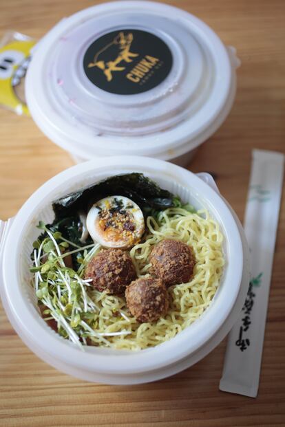 Así llega a domicilio el ramen Miso Tostado de Chuka Ramen, debajo está el recipiente con el caldo separado