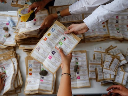 Funcionarios de casilla cuentan los votos en un puesto de votación en el Estado de Jalisco, México, en junio de 2021.