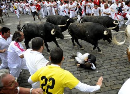 Los mozos corren ante los toros de Fuente Ymbro.