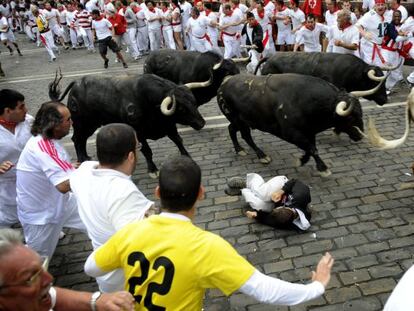Los mozos corren ante los toros de Fuente Ymbro.