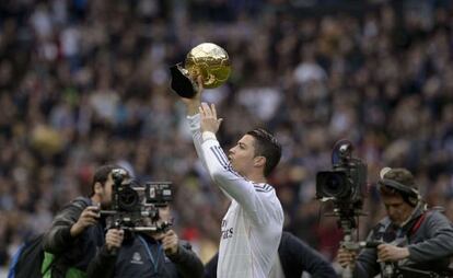Real Madrid&#039;s Cristiano Ronaldo holds the Ballon d&#039;or trophy before the match against Granada.