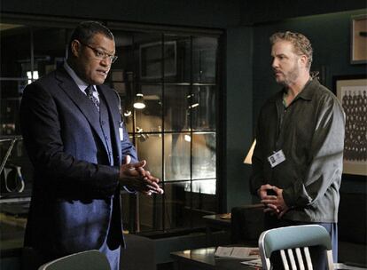 Raymond Langston (Laurence Fishburne), izquierda, y Gil Grissom (William Petersen), en una escena de <i>CSI. </i>