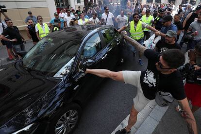 Un taxista patea un VTC en Barcelona, el 25 de julio de 2018.