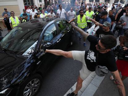 Un taxista patea un VTC en Barcelona, el 25 de julio de 2018.