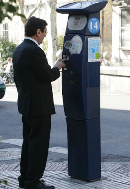 Imagen de uno de los nuevos parquímetros instalados en la plaza de Santa Bárbara.