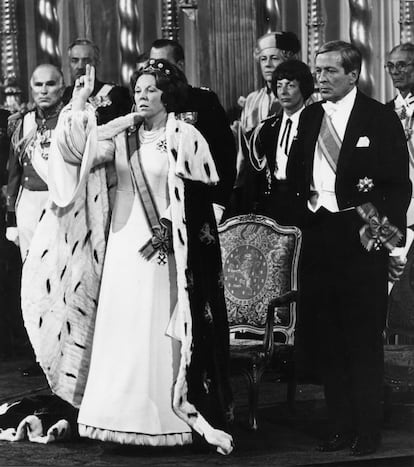30 de abril de 1980. La reina Beatriz de Holanda, junto a su esposo, el príncipe Claus, prestando juramento para su ascenso al trono en Amsterdam, Holanda.