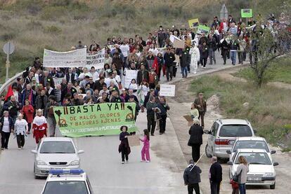 Cientos de vecinos de Alicante se manifestaron ayer contra la planta de basuras en la partida de El Rebolledo.