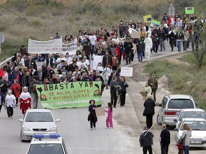 Cientos de vecinos de Alicante se manifestaron ayer contra la planta de basuras en la partida de El Rebolledo.