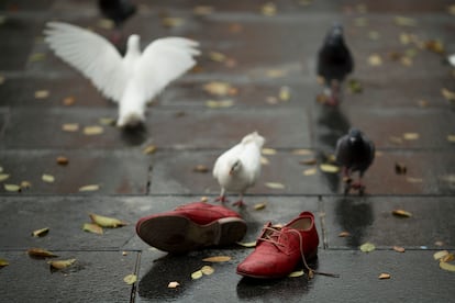 Zapatos rojos en la plaza del Pumarejo de Sevilla, en memoria de las víctimas de violencia machista.