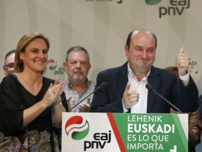 Andoni Ortuzar, flanqueado por Itxaso Atutxa e Iñigo Urkullu, celebra los resultados electorales del 20-D.