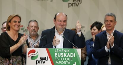 Andoni Ortuzar, flanqueado por Itxaso Atutxa e Iñigo Urkullu, celebra los resultados electorales del 20-D.