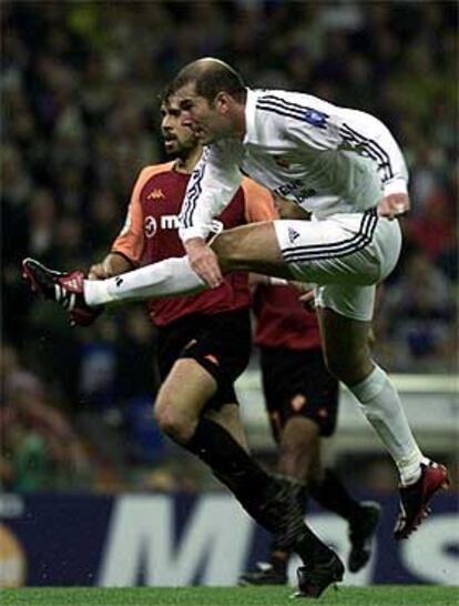 Zidane remata con la izquierda.