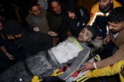 Un hombre era trasladado por los servicios de emergencia tras ser rescatado de un edificio en la ciudad de Diyarbakir (Turquía). 