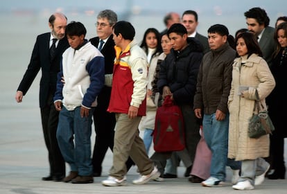 4 de febrero de 2007. El ministro del Interior, Alfredo Pérez Rubalcaba (i), junto a familiares del joven ecuatoriano Carlos Alonso Palate, muerto en el atentado de ETA contra un aparcamiento de la T-4 del aeropuerto madrileño de Barajas, antes del partida del féretro con destino a Ecuador, desde el aeródromo de Torrejón de Ardoz (Madrid), desde el que partió el avión de la Fuerza Aérea española que repatrió el cadáver de la víctima mortal.