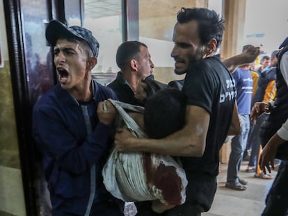 Palestinos trasladan a un herido al hospital de Jan Yunis, este sábado.