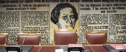 Asientos vacios de la Comisión Constitucional de la camára alta, donde hoy la exalcaldesa de Valencia, Rita Barberá, se ha ausentado.