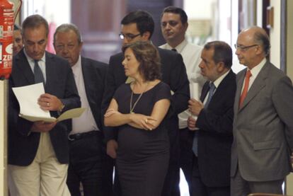 Los negociadores del PP y del PSOE, a su llegada al registro del Congreso para presentar el acuerdo sobre la reforma de la Constitución.