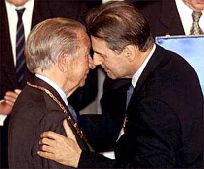 El nuevo presidente del COI, Jacques Rogge, a la derecha, abraza a Juan Antonio Samaranch, ayer en Moscú.