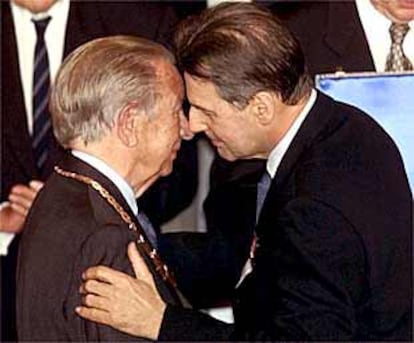 El nuevo presidente del COI, Jacques Rogge, a la derecha, abraza a Juan Antonio Samaranch, ayer en Moscú.