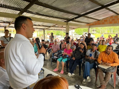 Pedro Sánchez en reunión miembros de la comunidad de la vereda Santa Teresa.