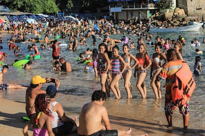 Turistas abarrotaron, el primer día del año 2022, las costas del puerto de Acapulco, Guerrero, México.