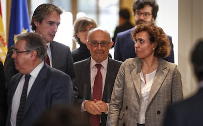 Cristóbal Montoro (en el centro), ayer entre los ministros Dolors Montserrat e Iñigo de la Serna.