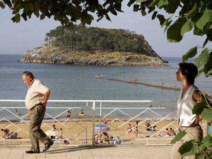 Playa de Lekeitio y la isla de San Nicolás.