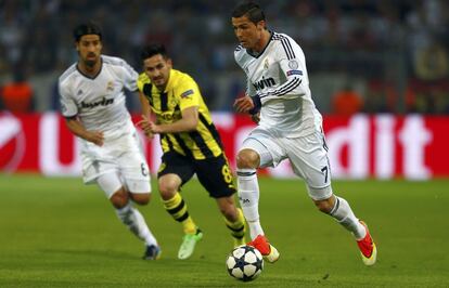 Ronaldo conduce el balón