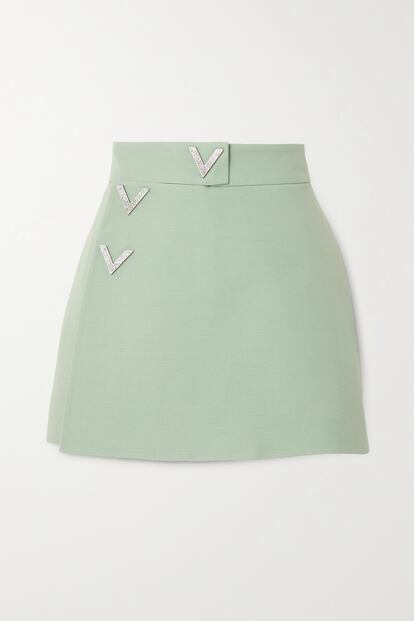 Valentino está detrás de este diseño sofisticado y sencillo que se convertirá en una de tus prendas más preciadas. Una falda pantalón en verde menta con tres uves metálicas rematando la cintura y el lateral. Su descuento del 50% es otra razón de peso para hacerte con ella. Precio con descuento aplicado de 600 euros.