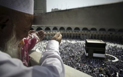 Un musulmán reza frente a la Kabaa, en el interior de la Gran Mezquita de La Meca.