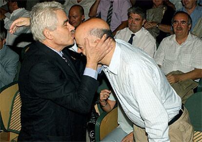 Pasqual Maragall saluda con un beso en la frente al alcalde de San Sebastián, el socialista Odón Elorza. 

/ EFE