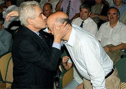 Pasqual Maragall saluda con un beso en la frente al alcalde de San Sebastián, el socialista Odón Elorza.
/ EFE