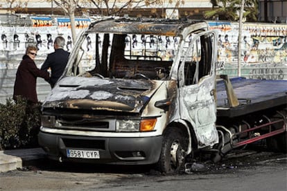 El camión-grúa incendiado en la madrugada de ayer en la calle de Alfahuir, en Valencia.
