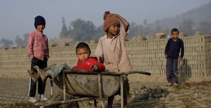 Niños trabajan cargando bloques para la construcción en Nepal.