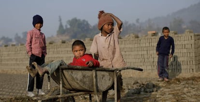 Niños trabajan cargando bloques para la construcción en Nepal.