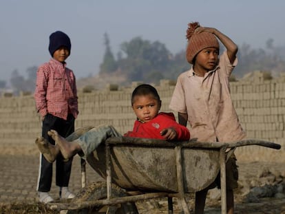 Niños trabajan cargando bloques para la construcción en Nepal.