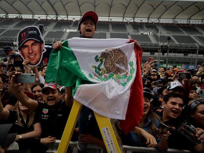 Aficionados mexicanos aguardan a los pilotos de Red Bull, en los garajes del Autódromo Hermanos Rodríguez, durante la última edición del Gran Premio de México.