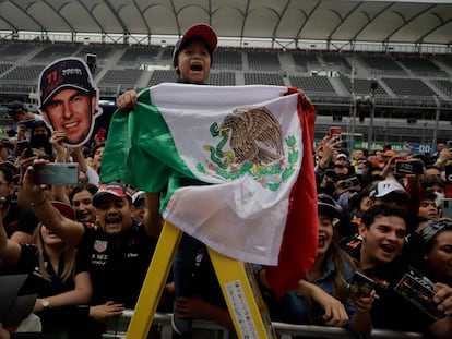 Aficionados mexicanos aguardan a los pilotos de Red Bull, en los garajes del Autódromo Hermanos Rodríguez, durante la última edición del Gran Premio de México.