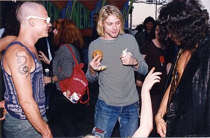 "Bleach' es un disco de punk ramplón. 'MTV Unplugged' es ponerse de rodillas a la industria, como si fueras Michael Bolton. Nos queda, pues, 'In utero': un par de buenas composiciones. Y 'Nervermind', seis temas que, sí, volaron la cabeza a una generación. No, definitivamente no es suficiente para tener a Kurt Cobain en el mismo escalón que John Lennon o Marvin Gaye", Carlos Marcos, crítico musical. En la imagen, Flea, de Red Hot Chili Peppers, y Kurt Cobain, comiendo, en la entrada de los MTV Video Music Awards (1993).
