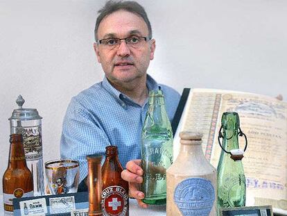 El barcelonés Carlos Cervantes con algunas de las piezas de su colección de objetos relacionados con el mundo de la cerveza. 
sol rivas</b>
Anuncios antiguos.
