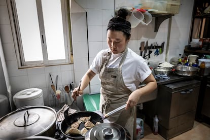 Yoon Haesung Yoon en la cocina de su restaurante.