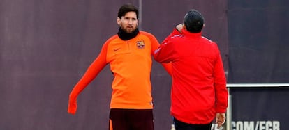 Messi y Valverde, antes del entrenamiento de ayer.