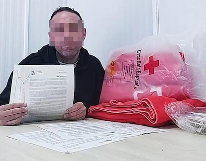 El policía marroquí M. C. (rostro pixelado) muestra documentos de solicitud de asilo en España, el lunes en dependencias de la frontera del Tarajal entre Ceuta y Marruecos, en una imagen cedida.