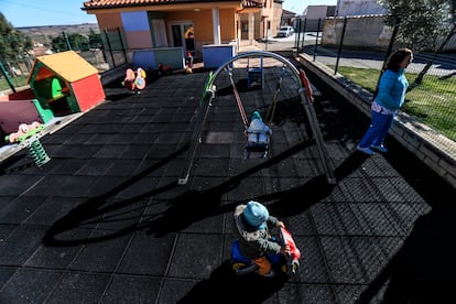 Patio de la escuela infantil Las Cigüeñas, en Villalba de Duero, un frío día de febrero. 