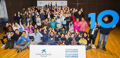 Un grupo de menores participantes en Caixa Proinfancia durante la celebraci&oacute;n del d&eacute;cimo aniversario del programa.
