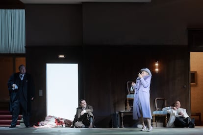 Marlis Petersen (Emilia Marty), con una botella en la mano, Jan Martiník (Dr. Kolenatý), Tänzerin, Ludovit Ludha (Albert Gregor) y Bo Skovhus (Jaroslav Prus), en el tercer acto de la ópera.