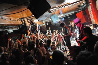 The 100 Club, en Londres, ciudad que celebra este año el 40º aniversario del movimiento punk.