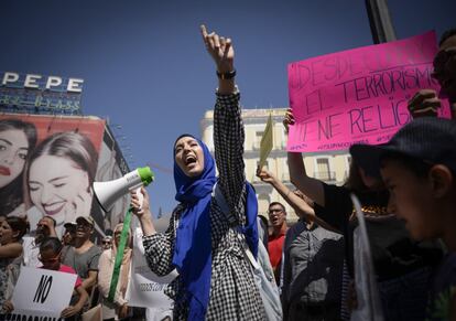 Un centenar de integrantes de la comunidad musulmana se concentró en la Puerta del Sol de Madrid para condenar los atentados terroristas yihadistas de La Rambla de Barcelona y Cambrils, el 20 de agosto de 2017.