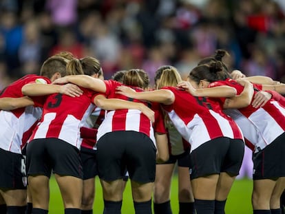 Las jugadoras del Athletic hacen un corro antes del partido contra el Atlético.