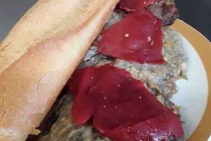 Bocadillo de lengua con pimientos para empezar bien el día